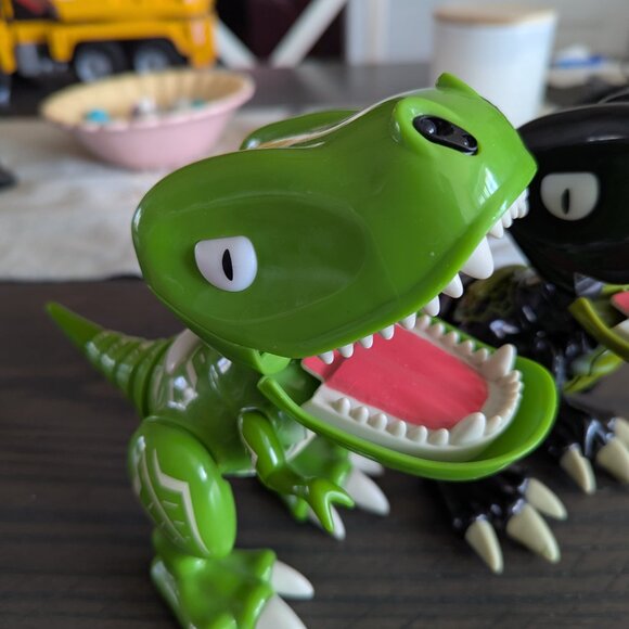 2 Zoomer Chomplingz Interactive Chomping  Dinosaur Mantis SEE VIDEO see notes - Picture 6 of 9